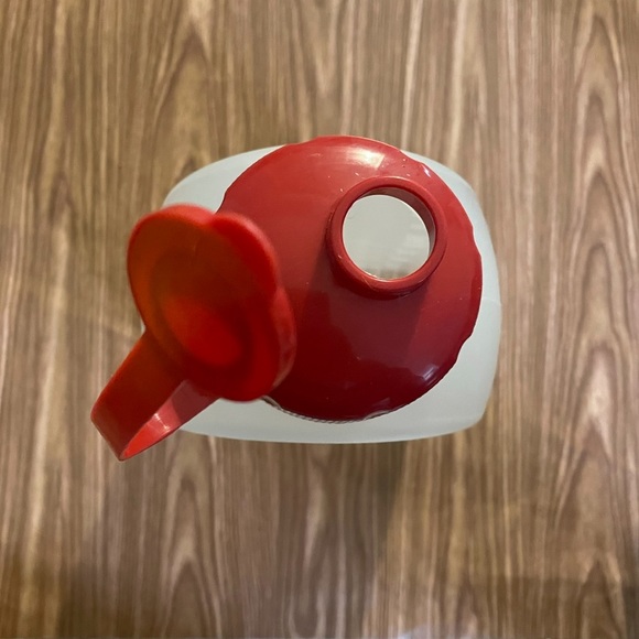 Rubbermaid, Flexible 2qt/1L Red Top & Frosted Clear Container with indented grip - Picture 5 of 14